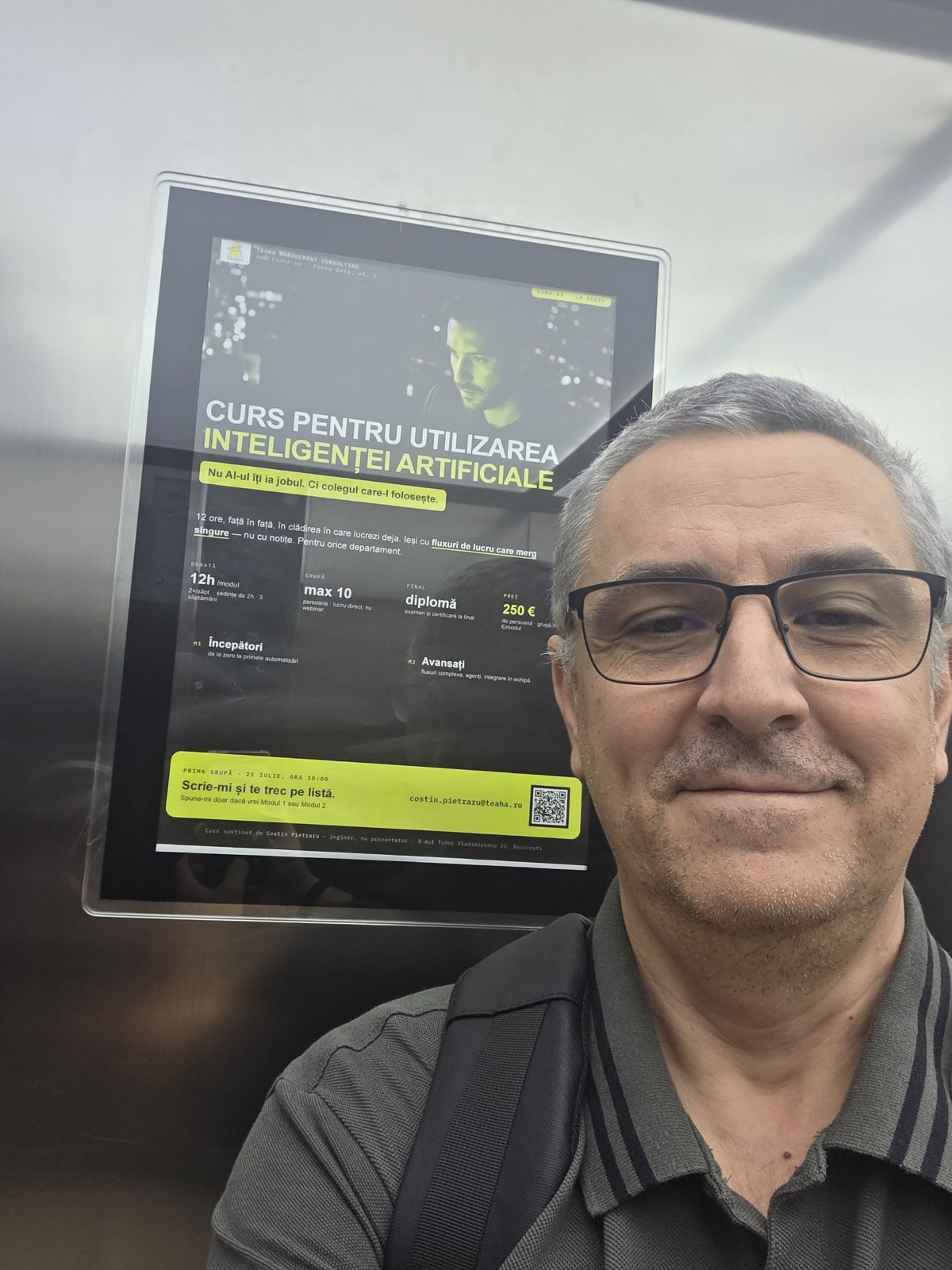Costin Pietraru lângă afișul propriului curs de AI, la sediul Teaha Management Consulting