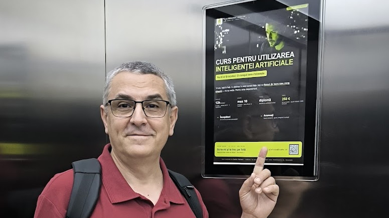 Costin Pietraru arătând spre reclama unui alt curs de AI, într-un lift — reducere de septembrie la cursul propriu, 99 euro de persoană
