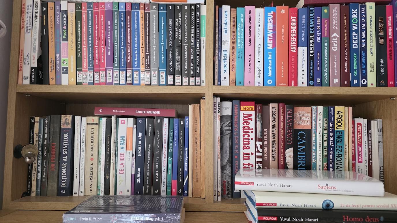 Raftul real de carti non-fictiune al lui Costin, cu un teanc de carti de Yuval Noah Harari